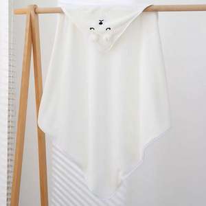 Couverture à capuche en velours corail pour bébé, cape anti-coup de pied pour bébé, serviette de bain - Product Image 1