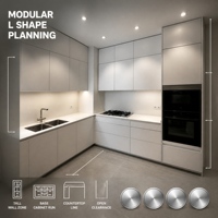 Cuisine modulaire en L gris clair, moderne, avec plan de travail en marbre blanc, four encastré, plaque de cuisson à gaz, double évier, robinet, crédence à charnières et glissières de tiroir