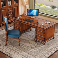 Bureau de style américain en bois massif sculpté avec plusieurs tiroirs et un grand espace de rangement, idéal pour une salle d'étude ou comme bureau d'ordinateur
