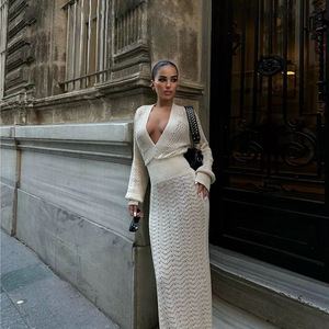 Abito da donna in maglia a maniche lunghe con gonna stretta, design traforato, vita alta, scollo a V profondo, modellante, da spiaggia - Product Image 1