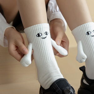 <span class=keywords><strong>Chaussettes</strong></span> mi-hautes magnétiques à motif de <span class=keywords><strong>visage</strong></span> souriant tenant des mains, en coton personnalisé, très vendues - Product Image 4