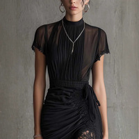 Nouvelle Robe d'été 2026 style européen et américain, noire, en dentelle transparente et patchwork, moulante, amincissante, taille haute, mini-jupe fendue