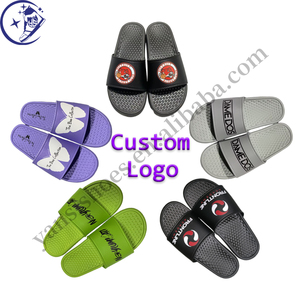Claquettes personnalisées en caoutchouc 3D imprimées pour hommes, avec logo et design sur mesure, pour club - Product Image 5