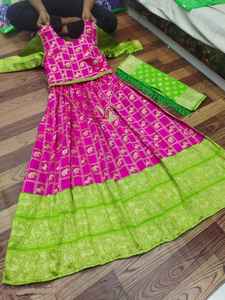 Qualité Standard Complet Cousu Zari Tissage Travail Motif Banarasi Robe pour les Femmes Disponible au Prix de Gros - Product Image 6