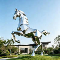 Sculpture d'animal moderne en acier inoxydable à facettes géométriques, statue métallique personnalisée à faible polyvalence pour l'art public extérieur