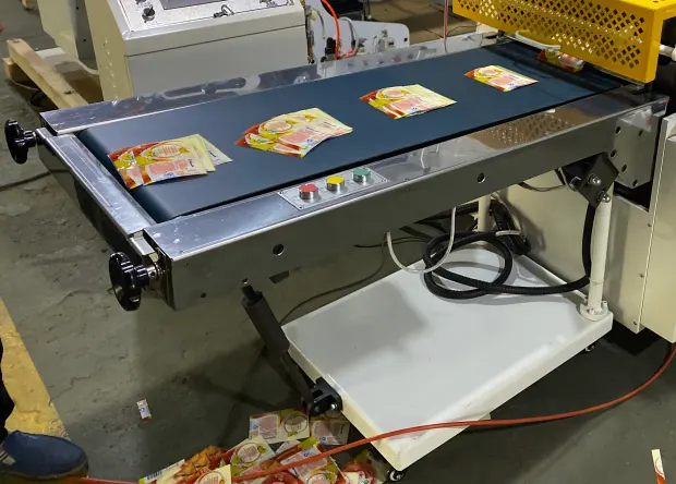 हाई स्पीड पीवीसी पीईटी श्रिंक स्लीव लेबल शीटिंग काटने की मशीन