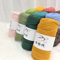 Vente en gros de t-shirts tricotés à la main en polyester 100% tapis au crochet sacs à haute élasticité 200g pour le stockage des pantoufles teints