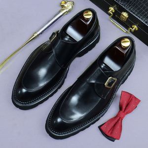 Chaussures en cuir de luxe rétro pour hommes, fabriquées sur mesure à partir de cuir véritable. Chaussures de ville formelles avec surface brillante et fermeture à pression - Product Image 6