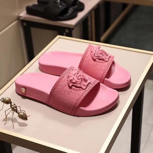 Sandalias Deslizantes Rosadas Premium 2026 con Logotipo Dorado en Relieve, Elegantes y Casuales para el Verano - Product Image 5