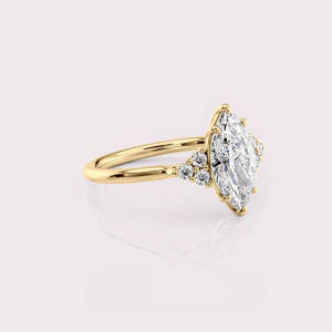 Bague de fiançailles en diamant de laboratoire taille marquise avec accents de pierres latérales rondes en or jaune/blanc/rose 18 carats - Product Image 2