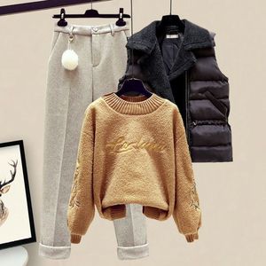Set Elegante da Donna Tre Pezzi: Giacca in Cotone Imbottito, Gilet, Maglione a Maniche Lunghe e Pantaloni in Lana - Product Image 6