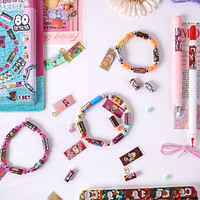 Kit de fabrication de bracelets DIY amusant avec autocollants, rouleau d'autocollants de dessins animés et ensemble de bijoux faits main avec perles pour filles