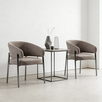 Moderner nordischer Sessel mit geschwungener Rückenlehne, gepolstert mit Samt und schwarzem Metallgestell für Wohnzimmer, Schlafzimmer & Apartment