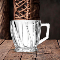 Mug en verre à nervures angulaires de 230 ml. Texture linéaire dynamique et poignée sculptée. Idéal pour la bière/boissons chaudes.