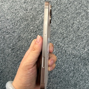 <span class=keywords><strong>iPhone</strong></span> 16 Pro Max มือสอง เกรด A+: ไม่มีรอยขีดข่วนบนพื้นผิว - ไม่มีรอยซ่อม - อายุการใช้งานแบตเตอรี่: 100% - รองรับซิม US1+<span class=keywords><strong>eSIM</strong></span> - Product Image 5
