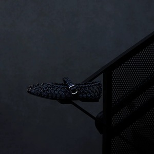 Sandali personalizzati con scarpe intrecciate con logo | Scarpe Mary Jane lavorate a maglia a mano con estetica architettonica del futurismo retrò - Product Image 5