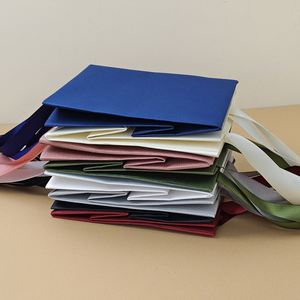 Sacs d'emballage en papier de luxe personnalisés avec logo, recyclables, avec impression UV et poignée en ruban pour bijoux - Product Image 6