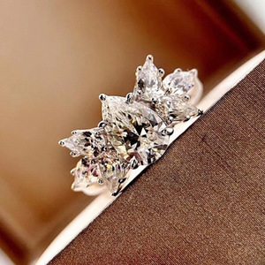 Anello con Cristallo a Goccia per Donne, Accessorio Minimalista di Moda per Uso Quotidiano - Product Image 1