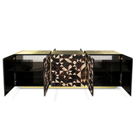 Credenza di Lusso in Stile Italiano per Soggiorno e Sala da Pranzo, Design Triangolare Bifacciale in Legno con Finitura in Ottone Spazzolato