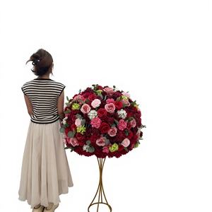 Bola de Flores Artificiales de Seda Realista al Tacto, Rosa Roja con Follaje, Centro de Mesa Navideño Colorido e Impermeable - Product Image 1