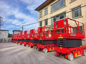 Elevador de tijera hidráulico giratorio móvil Manlift de un solo mástil autopropulsado para uso doméstico Granja Restaurante Impresión Tiendas Hoteles - Product Image 5