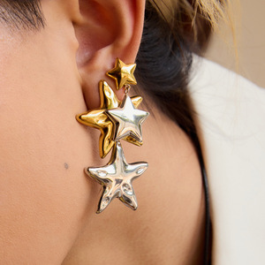 Boucles d'oreilles étoile dorées et argentées, design géométrique bicolore, pour tous les jours, unisexe - Product Image 2