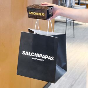 Bolsas de Papel Kraft Negras Biodegradables Personalizadas para Restaurantes, Desechables, Reciclables, para Llevar Comida, con Asa y su Propio Logotipo - Product Image 4