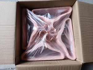 Cintre rose Lavinia de style scandinave pour magasin de vêtements, cintre antidérapant en plastique et velours avec pinces - Product Image 6