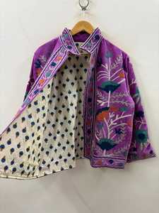 เสื้อแจ็คเก็ตปักลายสัตว์ผ้ากำมะหยี่สีม่วง แต่งลูกไม้ สำหรับฤดูหนาว งานแฮนด์เมด ผู้ผลิต OEM ส่งออกจากอินเดีย บรรจุใยฝ้าย - Product Image 4