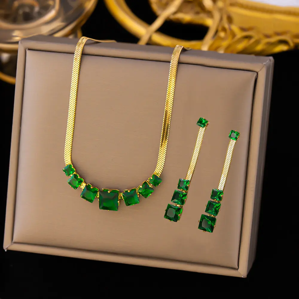 2023 nouveauté en gros ensembles de bijoux en acier inoxydable vert émeraude Zircon plat serpent chaîne collier boucles d'oreilles ensembles pour les femmes