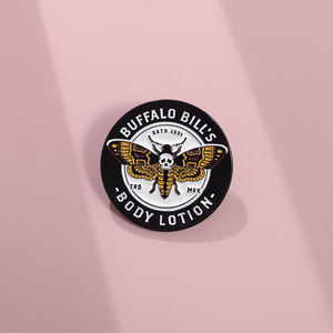 دبوس معدني مطلي بالمينا من مسلسل 'صمت الخراف' الأمريكي، شارة ظهر معدنية بتصميم غريماس موث المرعب، إكسسوار ملابس وهدية - Product Image 2