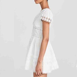 Robe courte brodée à col en V profond, manches bouffantes et dentelle, sur mesure, 100% coton bio. - Product Image 2