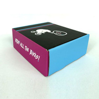 Boîte d'expédition pliable en carton personnalisée pour vêtements, avec fermeture auto-adhésive, pour l'expédition de vêtements et de tenues.