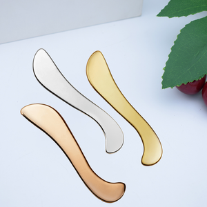 Herramienta de Masaje Facial Gua Sha de Acero Inoxidable en Oro Mate con Mango de Madera de Palisandro y Raspador Metálico - Product Image 5