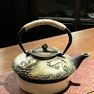 Théière en Fonte 900ml Nouveau Design Soucoupe <span class=keywords><strong>Émaillée</strong></span> Poisson Doré Sculpté avec Infuseur en Acier Inoxydable Théière Chinoise Café - Product Image 1
