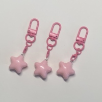 Porte-clés étoiles colorées 2026 en résine pour femmes et filles, décoration pour étui d'écouteurs, sac à dos et clés de voiture