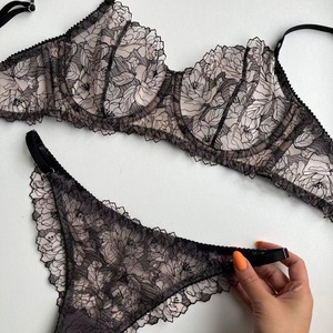 Vente en gros Ensemble transparent à armatures avec fleurs brodées Ensemble de lingerie sexy, respirant, confortable et en acier pour femmes - Product Image 2