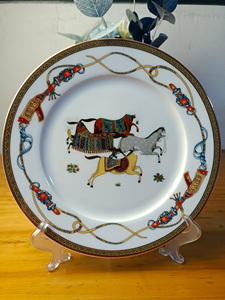 Service d'assiettes en porcelaine fine avec incrustations dorées, écologique et de haute qualité, idéal pour les événements de mariage modernes et luxueux - Product Image 4