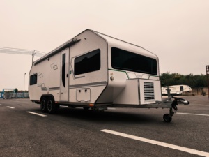 Caravane de voyage légère de luxe pour 4 personnes avec châssis AL-KO et mobilier entièrement en aluminium - Product Image 1