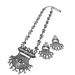 Collar con aspecto de plata de latón Conjunto de collar de cadena de plata con pendiente Diseño de pavo real Hermoso diseño Collar Look Conjunto de trabajo de plata - Product Image 1