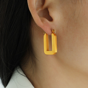 Pendientes de Aro Geométricos en Forma de U, de Aleación de Zinc Dorada, Joyería de Moda para Fiestas - Product Image 3