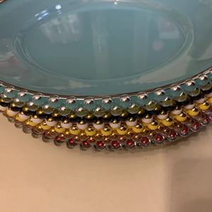 Assiette de présentation ronde décorative en acrylique transparent de 13 pouces avec bordure à perles dorées pour événements et dîners - Product Image 6
