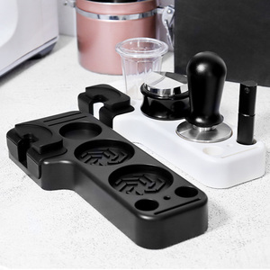 Supporto Multifunzionale per Accessori da Caffè con Base Antiscivolo, Stazione per Pressatura Espresso Salvaspazio, Portafiltro e Supporto per Tamper - Product Image 1