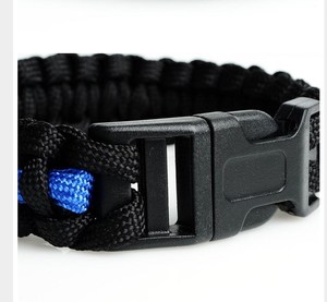 Braccialetto di Sopravvivenza in Paracord Nero con Linea Blu Sottile, Braccialetto Tattico in Paracord - Product Image 5