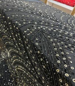 Tissu en dentelle à mailles perlées à la mode, brodé à la main avec des paillettes, parfait pour les robes et les robes de soirée - Product Image 1