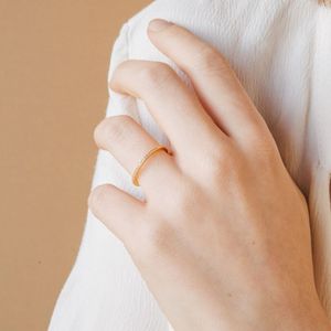 Anillo DE PIEDRA DE NACIMIENTO DE ACERO INOXIDABLE 316L minimalista, anillo de moda apilable hipoalergénico de circonita cúbica CZ chapado en oro de 1,5mm para - Product Image 5