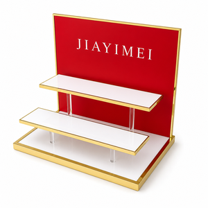 Présentoir <span class=keywords><strong>de</strong></span> <span class=keywords><strong>Comptoir</strong></span> Cosmétique en Acrylique à 3 Niveaux avec Panneau Arrière Rouge et Bordure Dorée, Logo Personnalisé, Vente en Gros Usine - Product Image 3