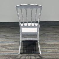 Chaises Chiavari en résine blanche empilables monobloc démontables pour hôtels, fêtes, mariages, banquets et événements – Vente en gros