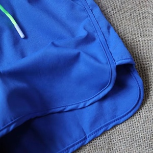 Pantalones Cortos Deportivos Azul Brillante con Logotipo Personalizado, Tela de Secado Rápido, Cintura con Cordón Ajustable, Dobladillo Dividido, para Deportes y Running - Product Image 4