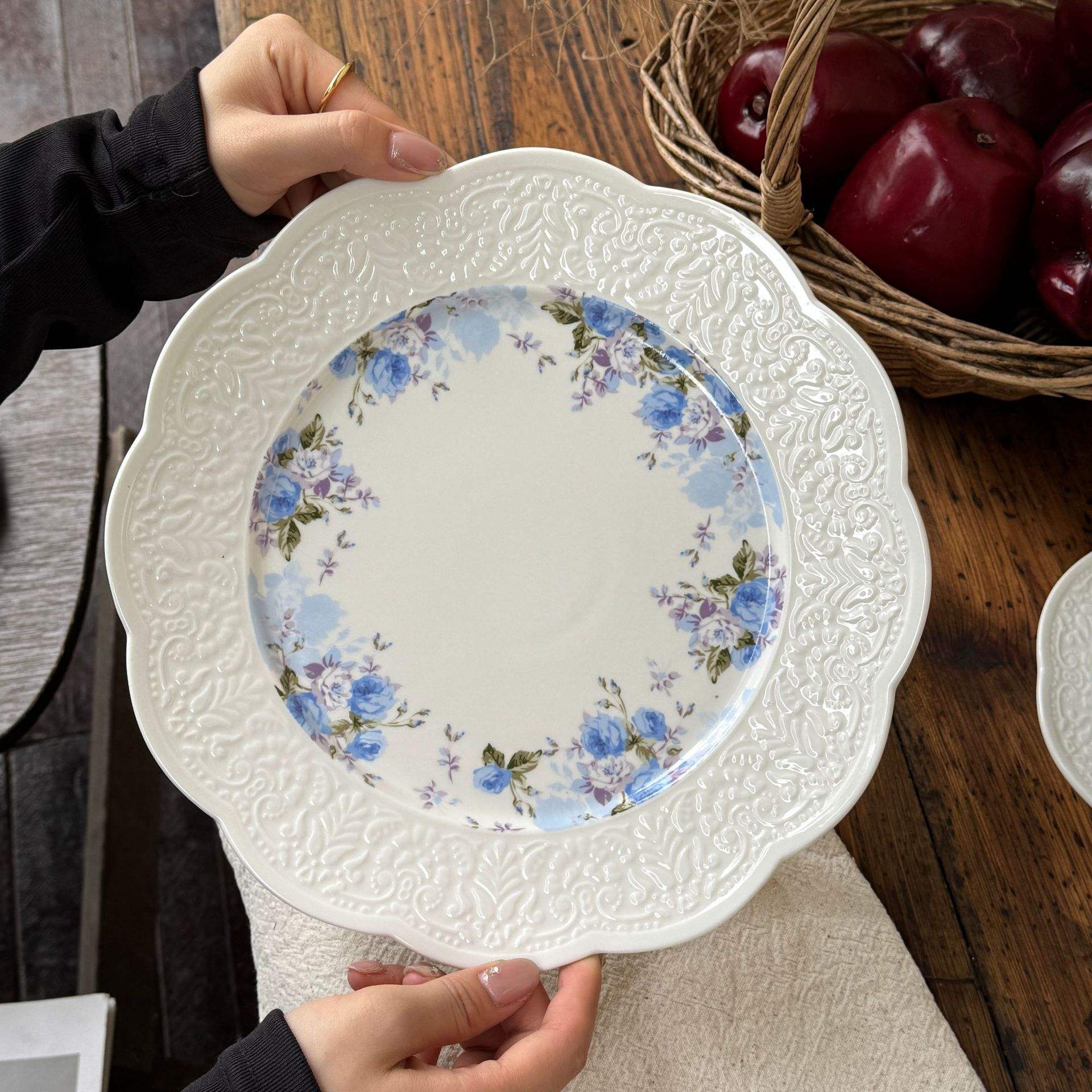 Petal-embossed leaf plate 25*2